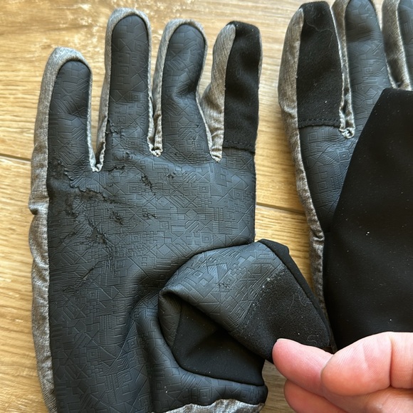 Lands’ End Gray Women’s Ski Gloves with zipper pockets - Picture 6 of 6